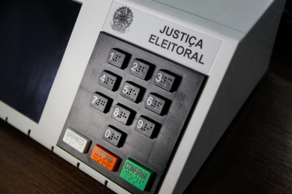 Zoom da urna eletrônica, em referência ao impacto das eleições nos investimentos