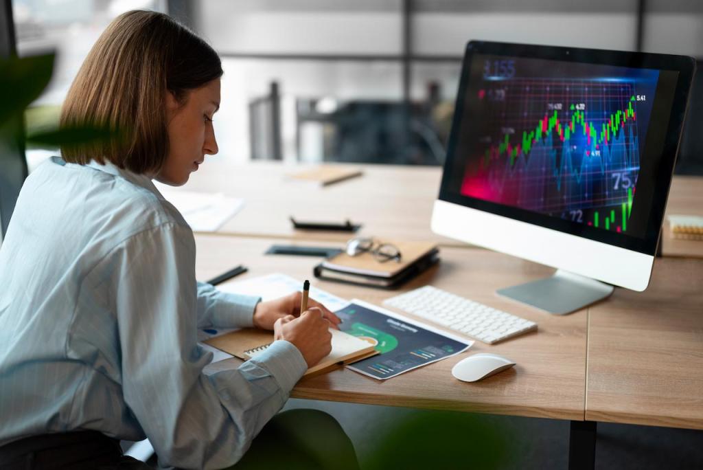 Mulher sentada em frente a um computador que exibe gráficos de candlestick, fazendo anotações sobre suporte e resistência em day trade.