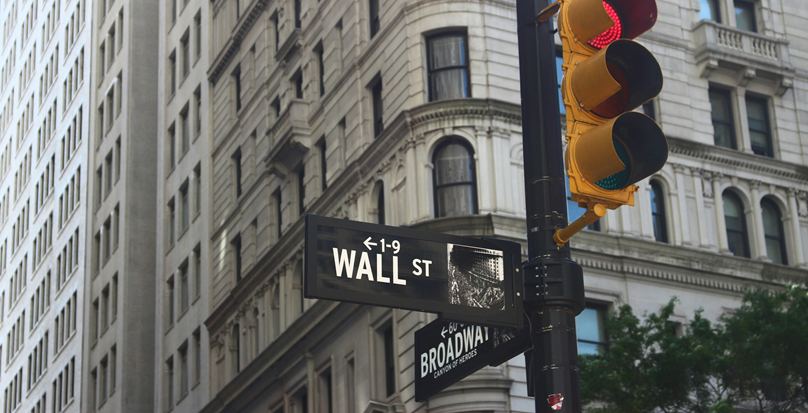 foto da placa de rua indicando Wall Street, onde fica a Bolsa de Valores de Nova York