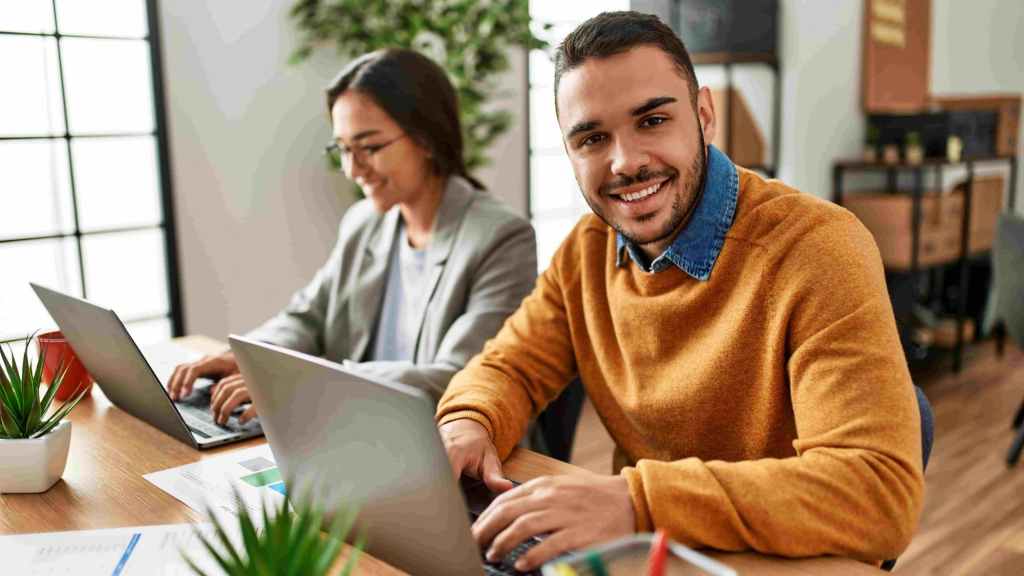 Casal busca em seu notebook onde investir 500 reais para multiplicar o valor e auxiliar no orçamento da família.