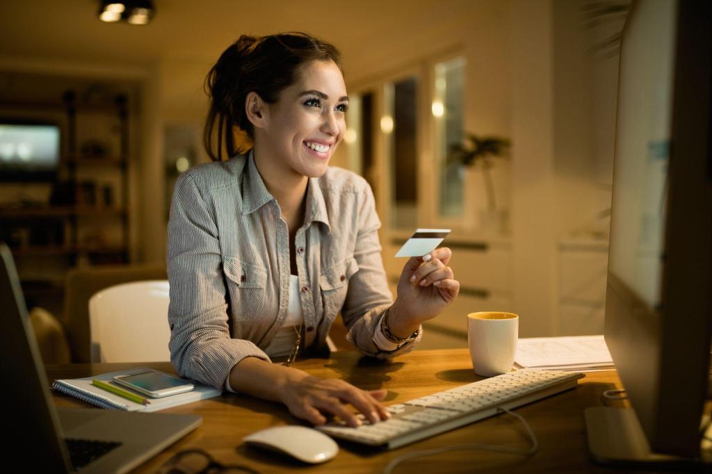 Mulher sorrindo, em frente ao computador, com cartão de crédito nas mãos, pesquisando sobre as opções de crédito disponíveis.