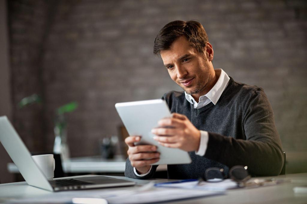 Jovem investidor sorrindo em um escritório moderno enquanto mexe em um tablet, ilustrando a facilidade de gerenciar e aplicar em CDs pela Rico.